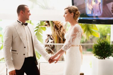 muhteşem sarışın gelin ve şık damat