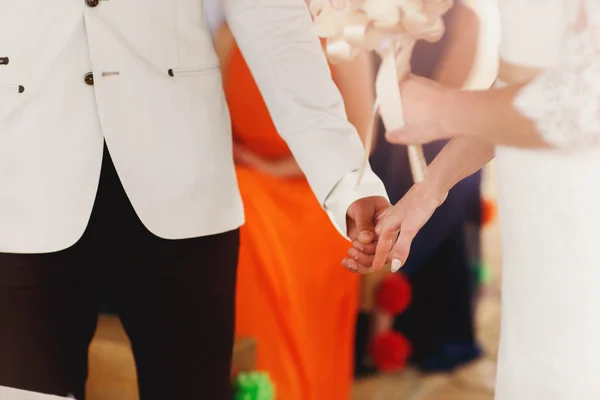 Novia con orquídeas y novio con estilo — Foto de Stock