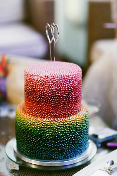 Kolorowy tort weselny w restauracji — Zdjęcie stockowe