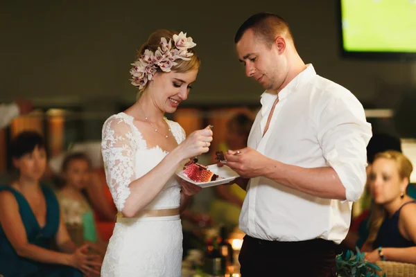 Gyönyörű szőke menyasszony és a vőlegény elegáns — Stock Fotó