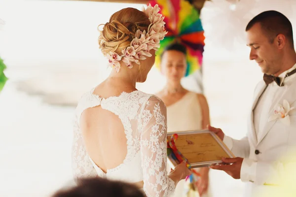 Novia y novio con estilo — Foto de Stock