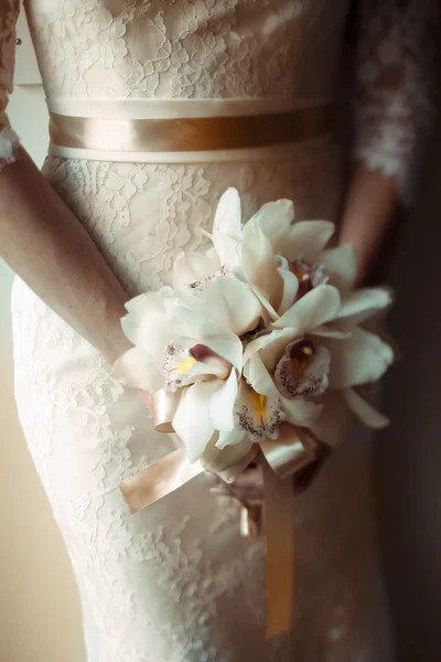 Sposa con orchidee nella stanza — Foto Stock