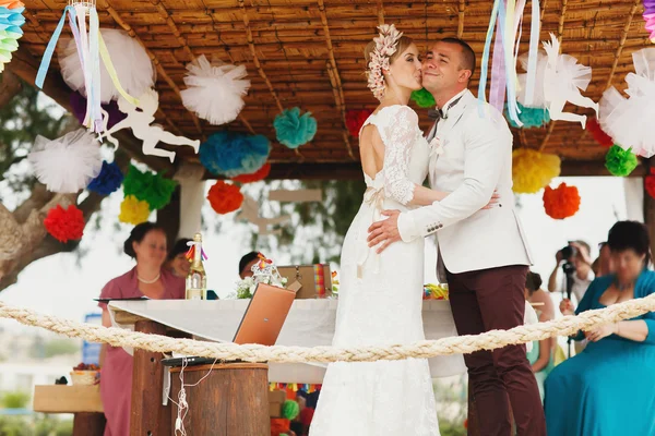 Splendida sposa bionda e sposo elegante — Foto Stock