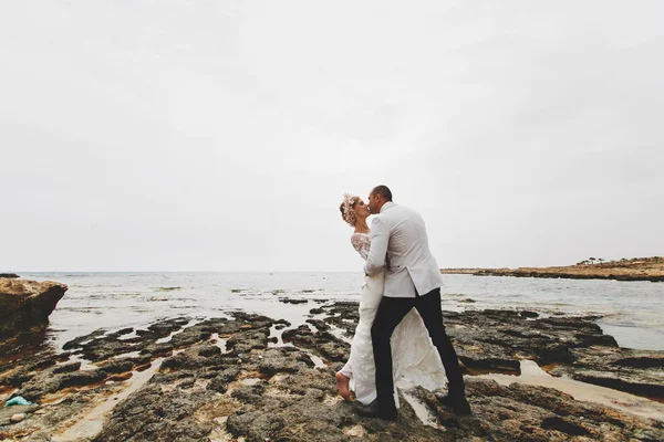 Muhteşem sarışın gelin ve şık damat — Stok fotoğraf