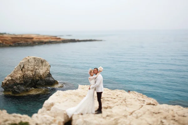 Muhteşem sarışın gelin ve şık damat — Stok fotoğraf