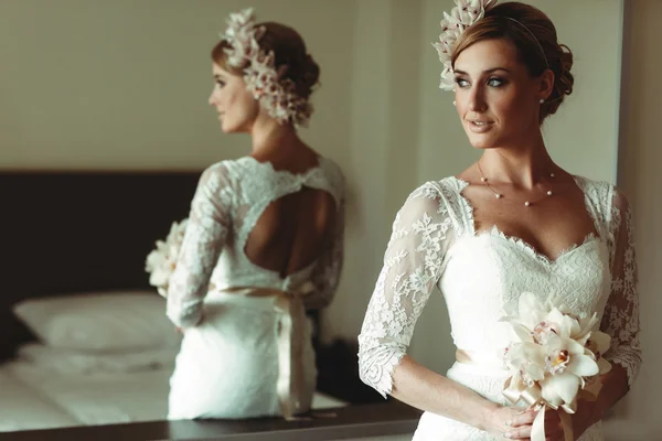 Bella splendida sposa elegante — Foto Stock