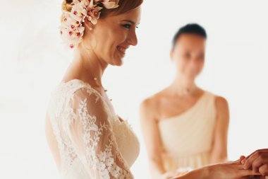 muhteşem sarışın gelin ve şık damat