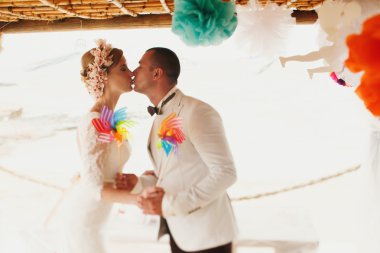 muhteşem sarışın gelin ve şık damat