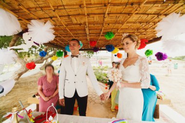 muhteşem sarışın gelin ve şık damat