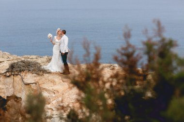 muhteşem sarışın gelin ve şık damat