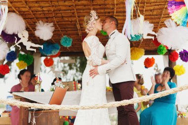 muhteşem sarışın gelin ve şık damat