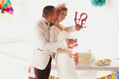 muhteşem sarışın gelin ve şık damat