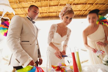 muhteşem sarışın gelin ve şık damat