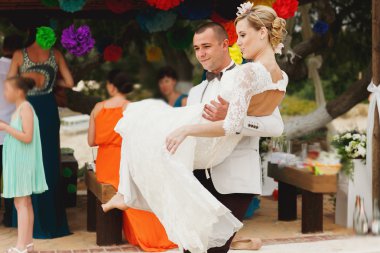 muhteşem sarışın gelin ve şık damat