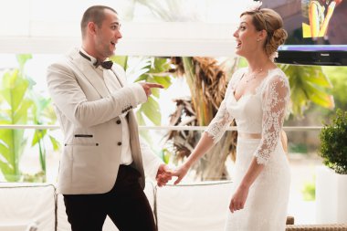 muhteşem sarışın gelin ve şık damat