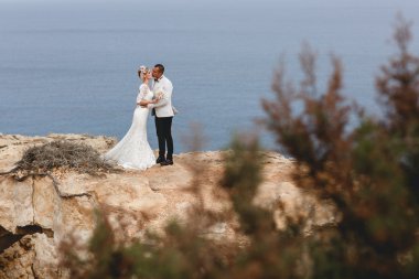 muhteşem sarışın gelin ve şık damat