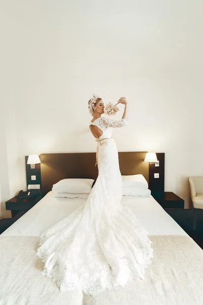 Mooie prachtige stijlvolle bruid — Stockfoto