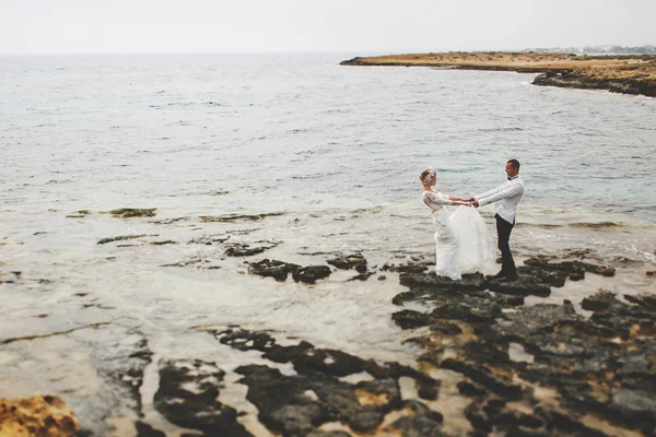 Muhteşem sarışın gelin ve şık damat — Stok fotoğraf