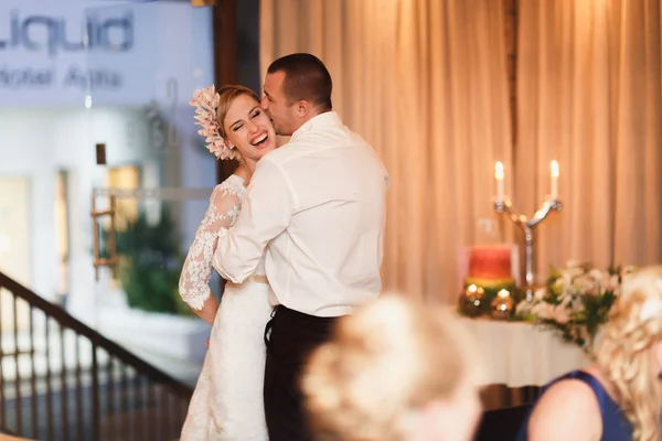 Splendida sposa bionda e sposo elegante — Foto Stock