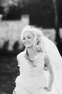 Yavaşça sarı gelin