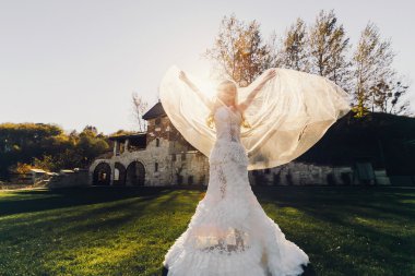 dantel içinde hafifçe sarı gelin