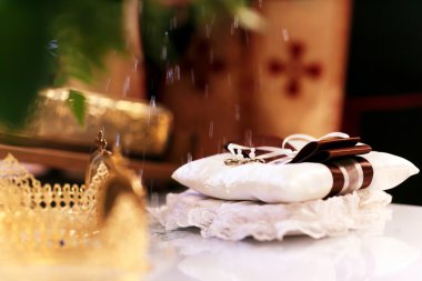 Kutsal su üzerinde altın yüzük