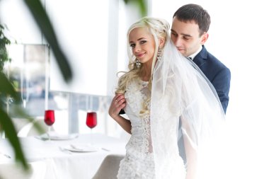 Sarışın gelin ve esmer damat