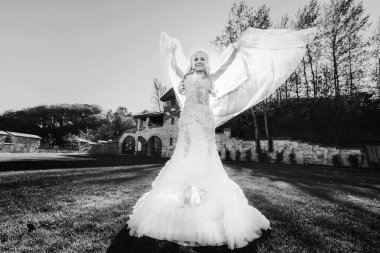 dantel içinde hafifçe sarı gelin