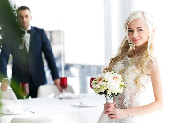 Brunette groom and blonde bride — Stock Photo, Image