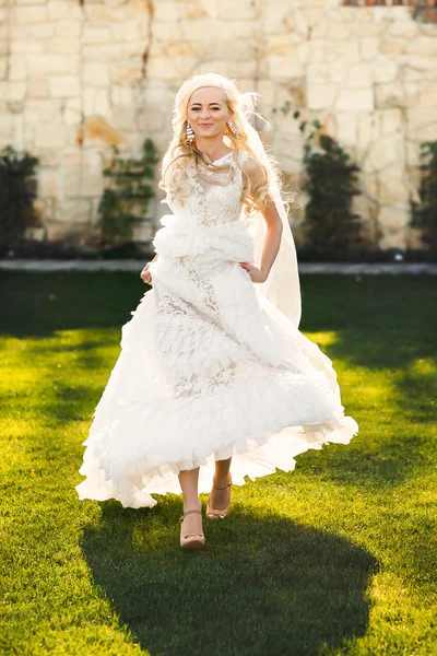 Zachtjes blonde bruid in kant jurk — Stockfoto
