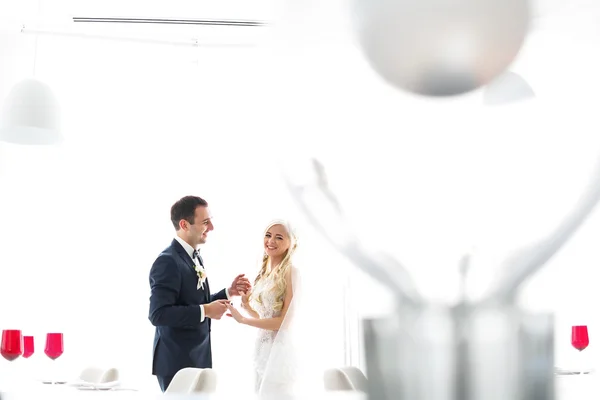 Brunette groom and blonde bride — Stock Photo, Image