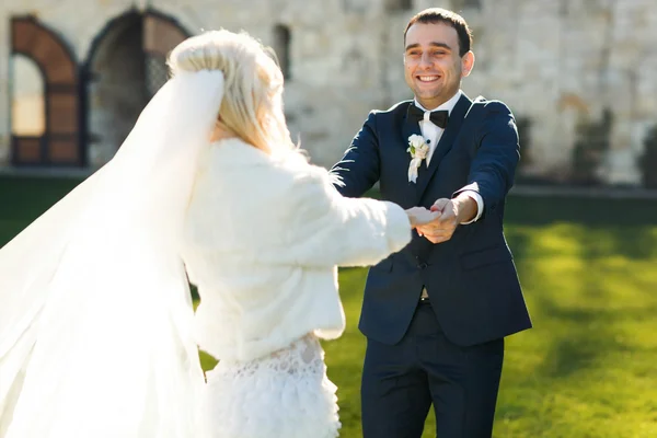 Gazdag vőlegény és menyasszony kezét — Stock Fotó