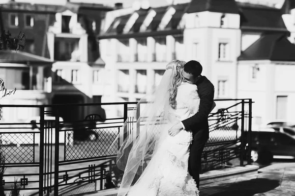 Brunette groom and blonde bride — Stock Photo, Image