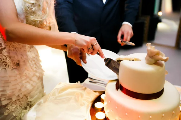 Свадебный торт невесты и жениха — стоковое фото