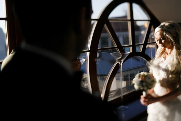 Brunette groom and blonde bride — Stock Photo, Image