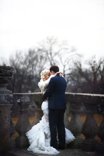 Esmer damat ve sarı gelin — Stok fotoğraf