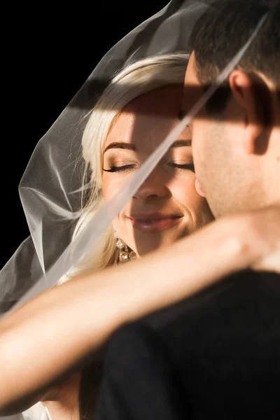 Bruna sposo e sposa bionda — Foto Stock