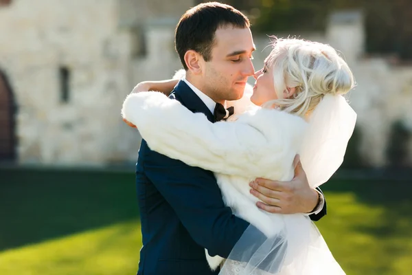 Noivo rico e noiva — Fotografia de Stock