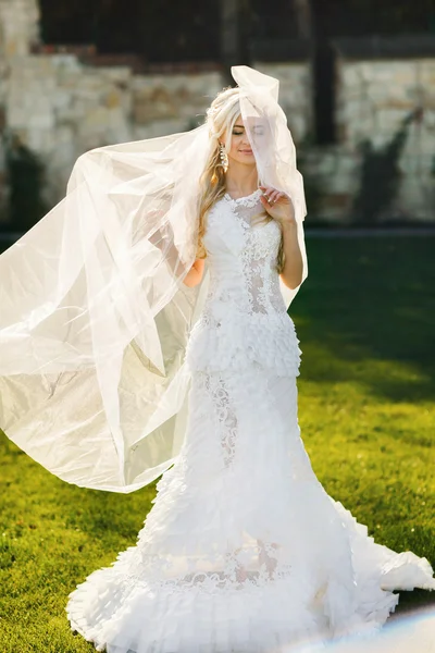 Dolcemente bionda sposa in pizzo — Foto Stock