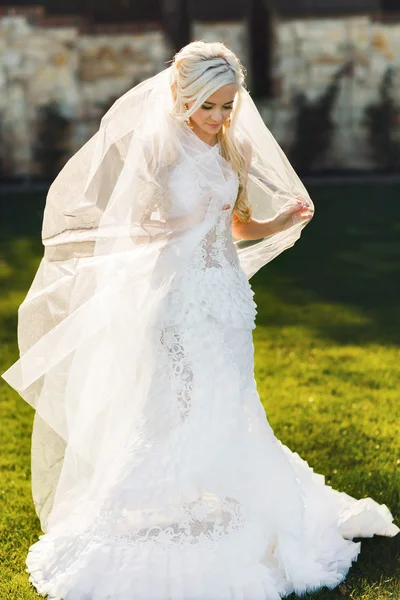 Zachtjes blonde bruid in kant — Stockfoto