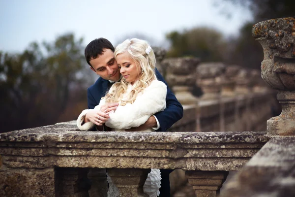 Μελαχρινή γαμπρός και νύφη ξανθιά — Φωτογραφία Αρχείου