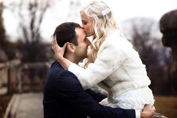 Brunette groom and blonde bride — Stock Photo, Image