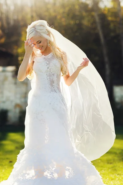 Zachtjes blonde bruid in kant — Stockfoto