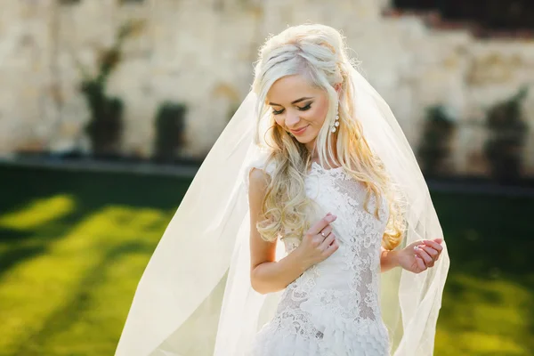 Försiktigt blond brud i spets — Stockfoto