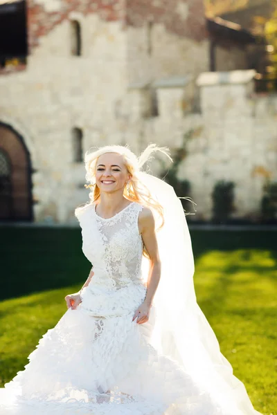 Zachtjes blonde bruid — Stockfoto