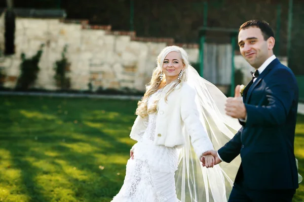 Esmer damat ve sarı gelin — Stok fotoğraf