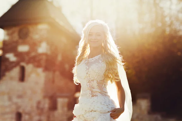 Zachtjes blonde bruid — Stockfoto