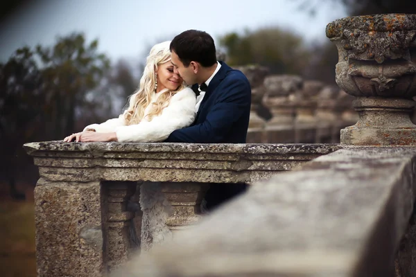 Bruneta ženich a nevěsta blondýna — Stock fotografie