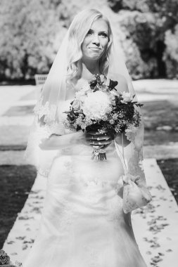 gelin buketi ile bahçesinde