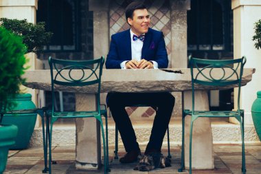 şık zengin damat oturan